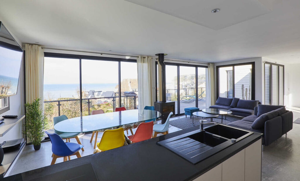 Cuisine ouverte et salle à manger avec vue sur la mer à la Villa Gabrielle, gîte à Pourville-sur-Mer près de Dieppe.