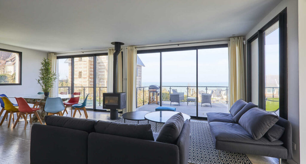 Salon lumineux de la Villa Gabrielle, gîte à Pourville-sur-Mer avec vue panoramique sur la mer, près de Dieppe.