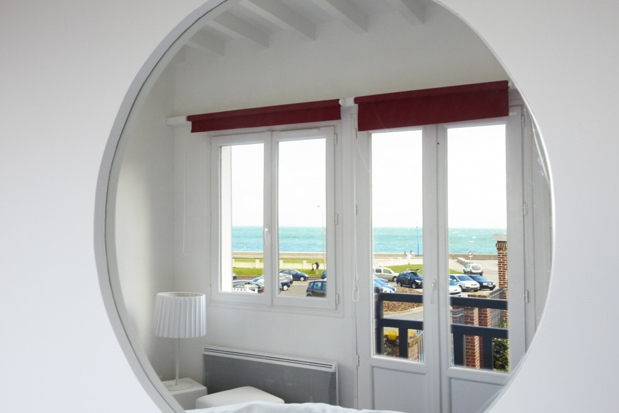 Vue sur la mer depuis la chambre du Gîte Gabrielle à Pourville-sur-Mer, capturée dans un miroir