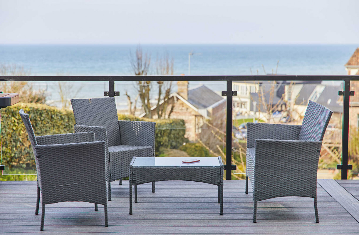 Salon de jardin avec vue mer à la Villa Gabrielle, location de vacances haut de gamme à Pourville-sur-Mer près de Dieppe.