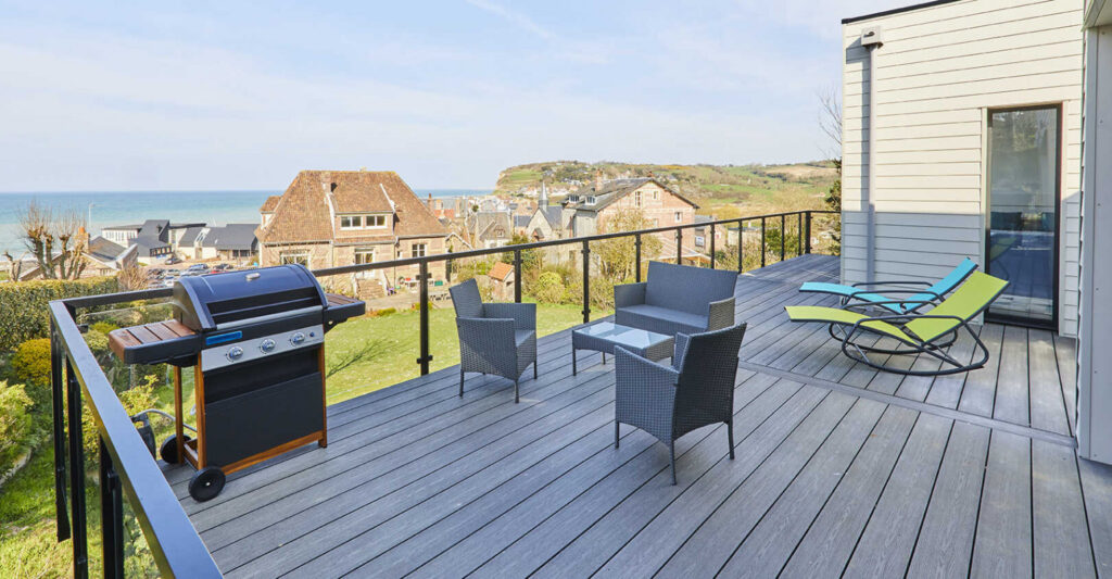 Grande terrasse avec barbecue et transats, face à la mer, dans une location de vacances à Pourville-sur-Mer : la Villa Gabrielle, proche de Dieppe.